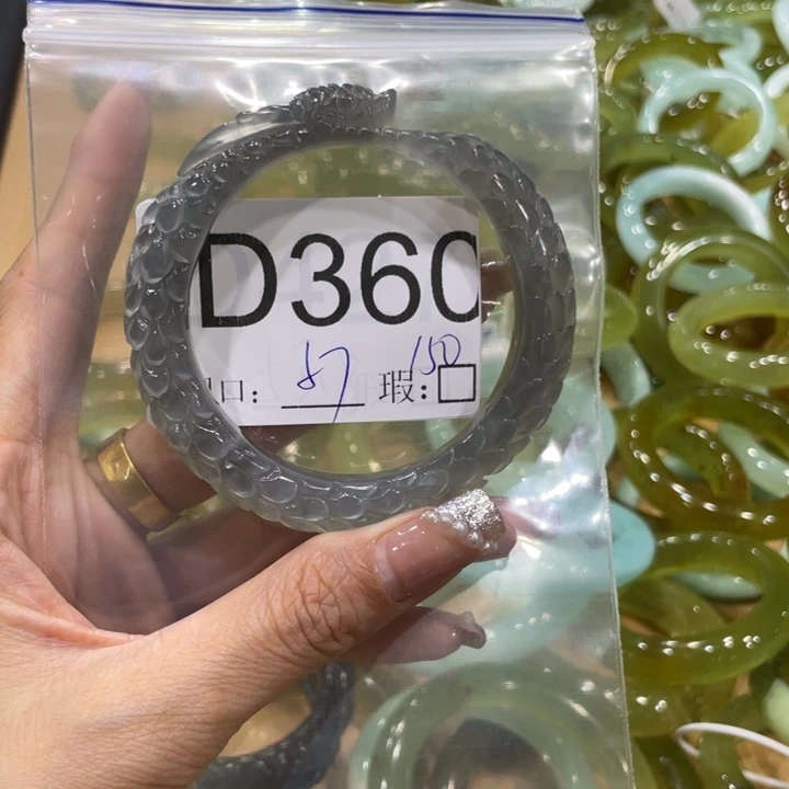 未镶嵌蛇纹石玉手镯猫*。