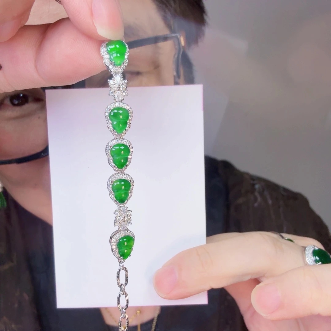 翡翠未镶嵌颈饰一件