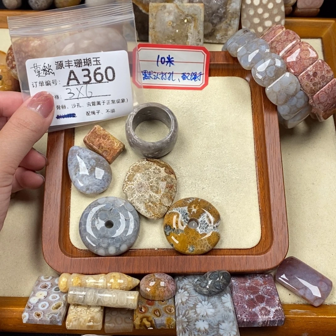 君***愁硅化玉未镶嵌颈饰
