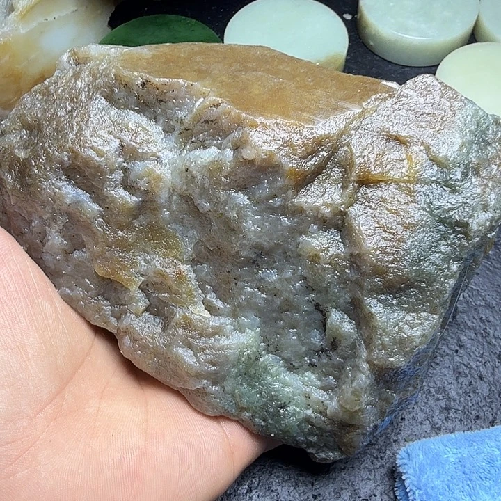 和田玉（糖玉）未镶嵌珠宝奇石