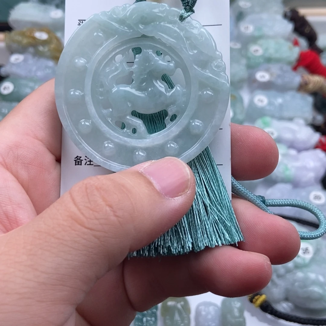 翡翠未镶嵌颈饰马牌车挂件