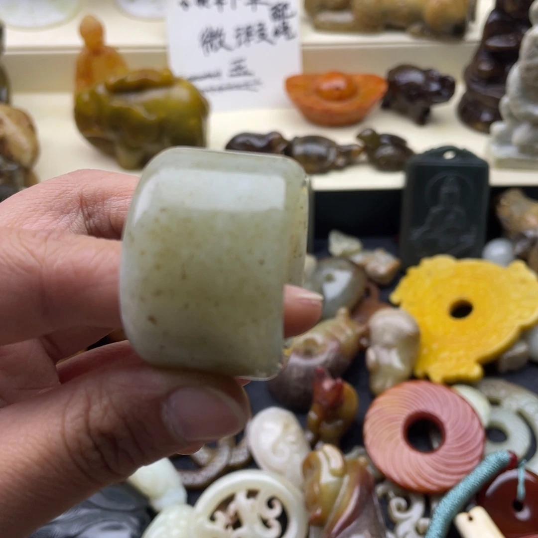 玉***聚未镶嵌蛇纹石玉颈饰
