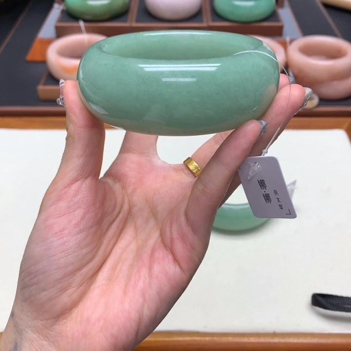 曹***猫石英质玉（非洲翠）未镶嵌舍