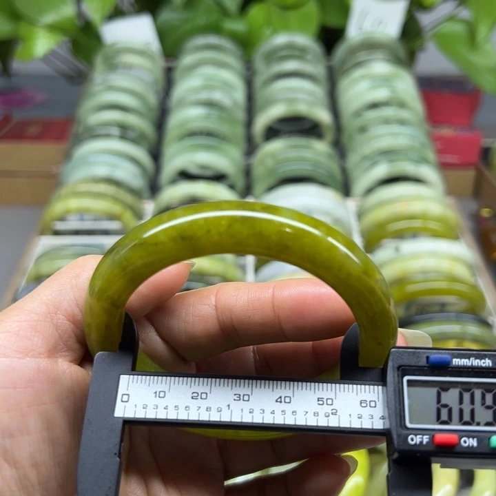 蛇纹石玉未镶嵌手镯8