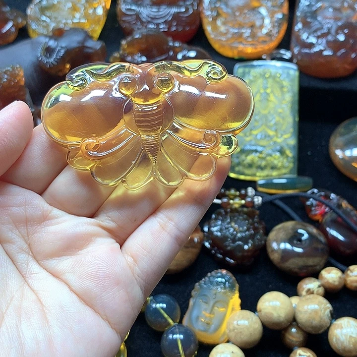 裸石琥珀未镶嵌绿茶蝴蝶吊坠