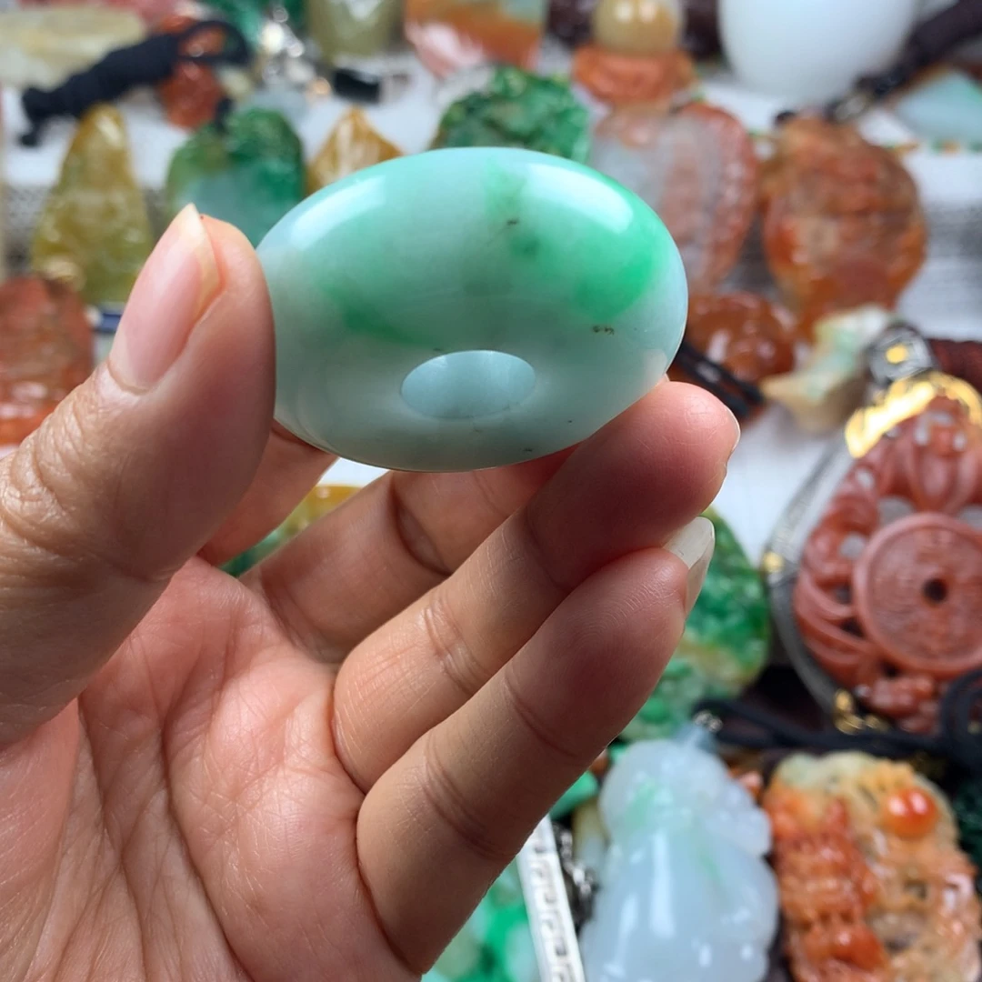 翡翠未镶嵌颈饰平安扣