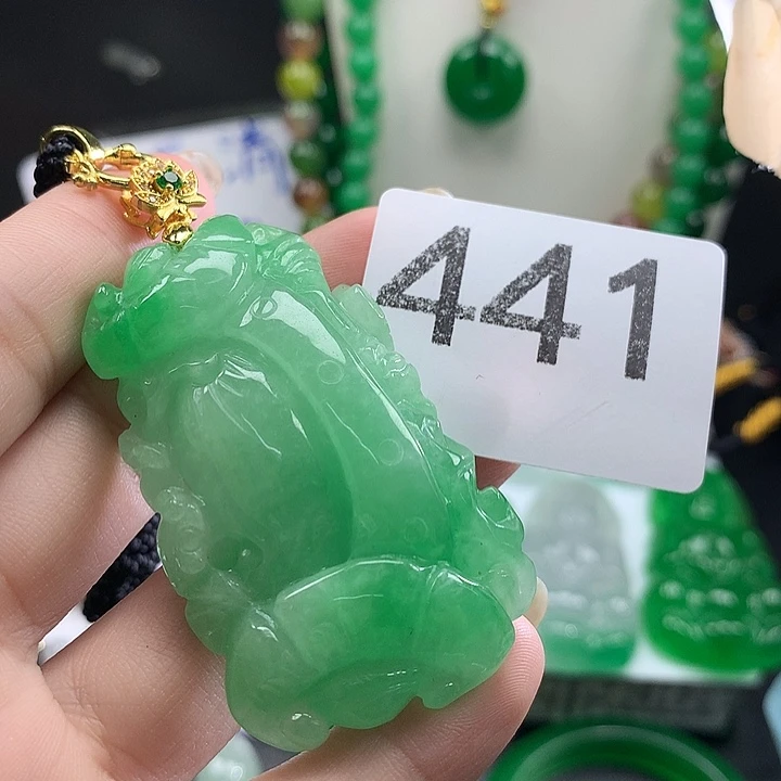 翡翠未镶嵌吊坠(赠链)