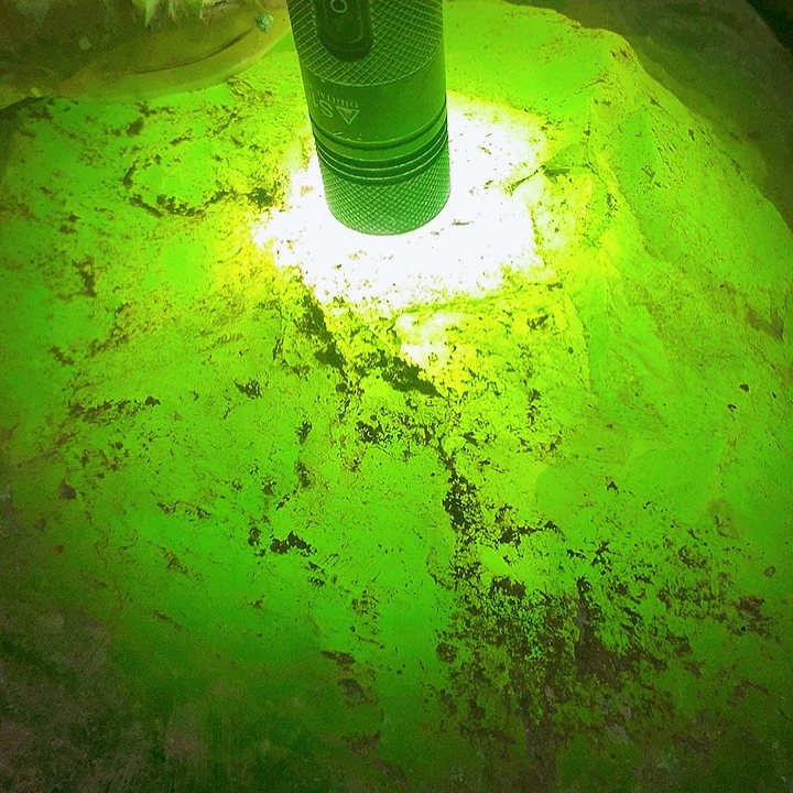 未镶嵌蛇纹石玉珠宝奇石