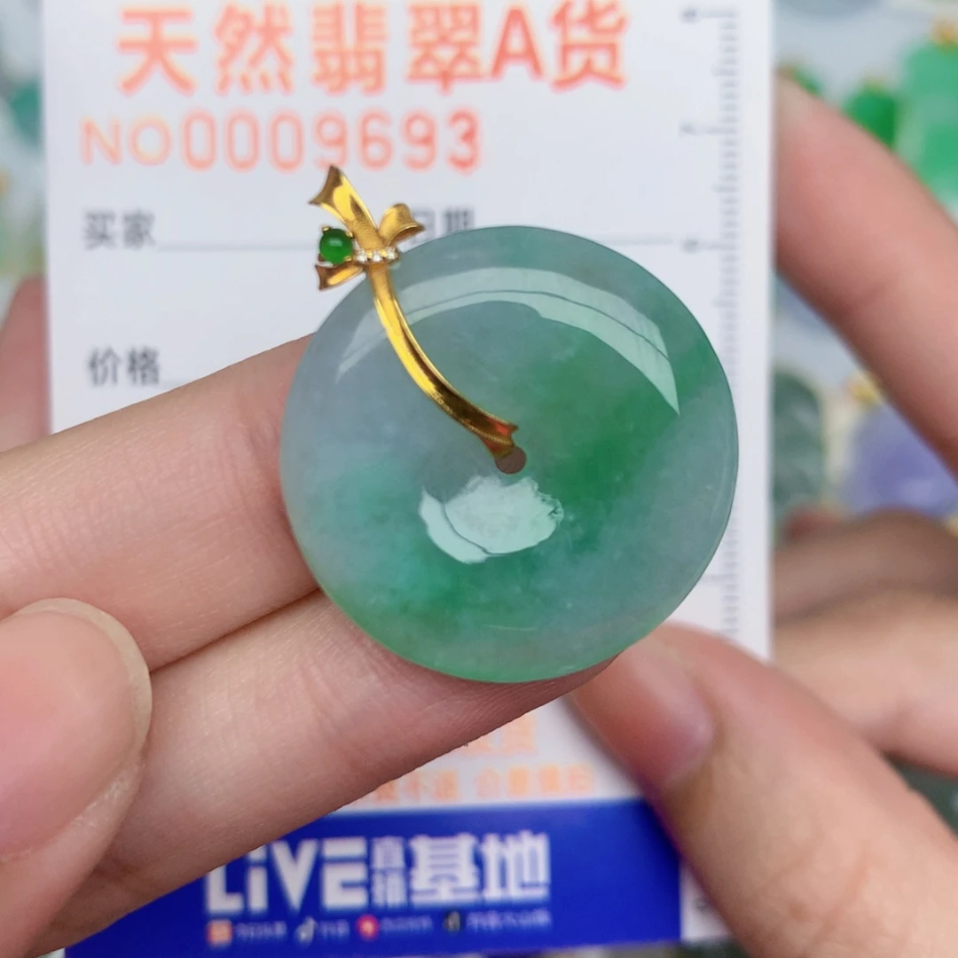 翡翠18K金镶嵌颈饰扣