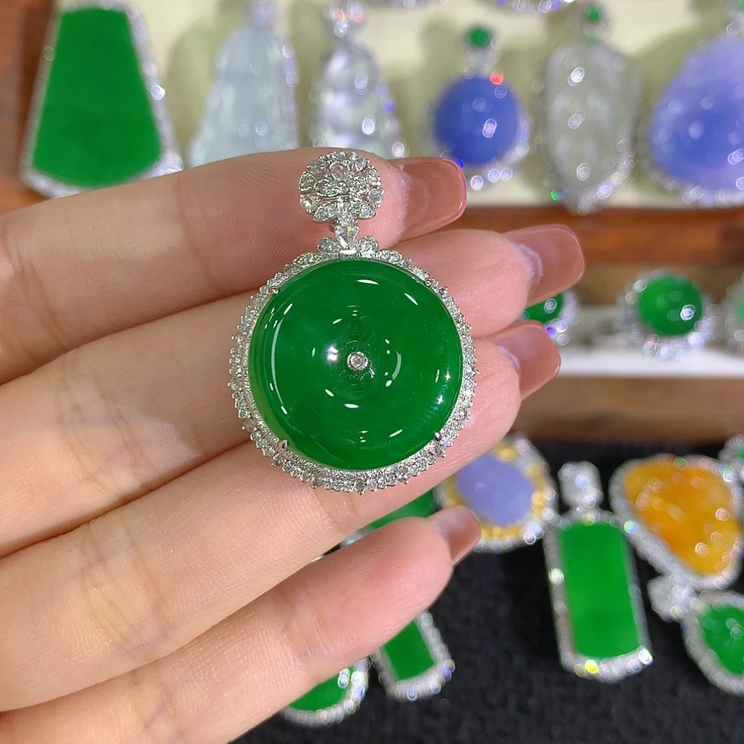 颈饰18K金镶嵌翡翠平安扣