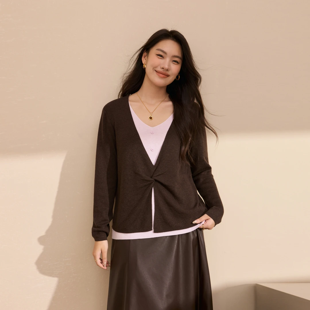 【岫烟】纤莉秀W大码女装流光风扭结小众设计撞色V领针织衫QK3722