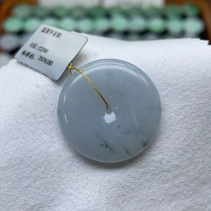 翡翠未镶嵌颈饰平安扣