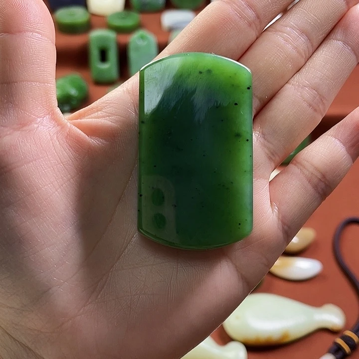 高***一和田玉未镶嵌颈饰