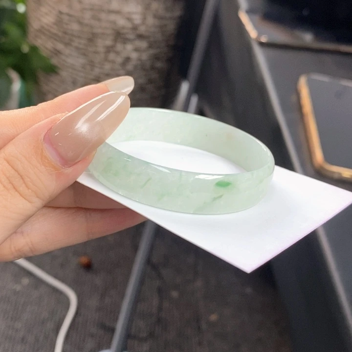 翡翠未镶嵌手镯公主