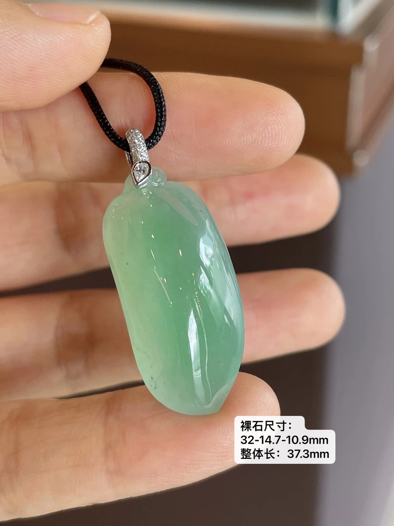 冰润淡绿翡翠福瓜吊坠