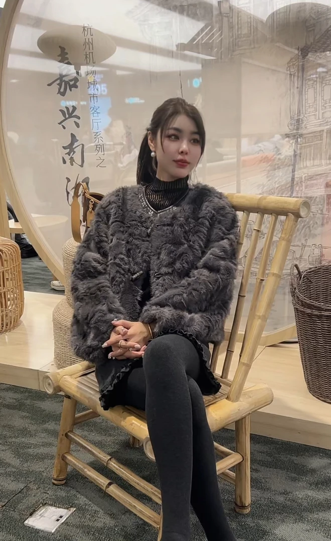 李园家2号店-6844-冬季厚款字母木头牛角扣皮毛一体外套