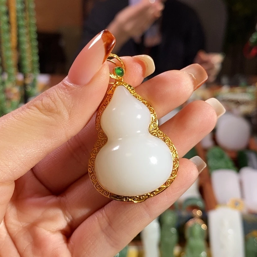 【闪购商品】吊坠(赠链)18K金镶嵌和田玉