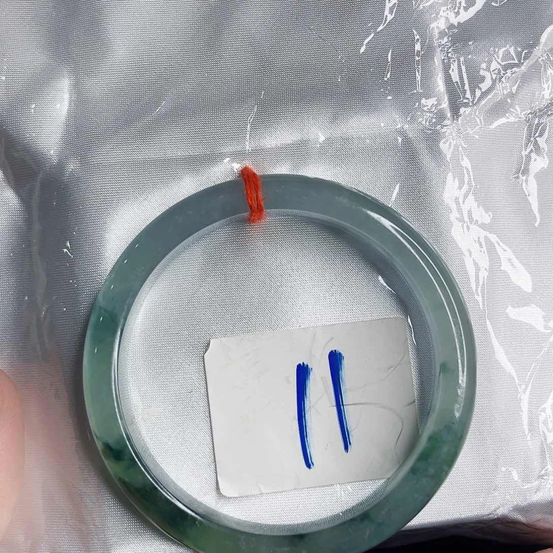 翡翠手镯未镶嵌微瑕