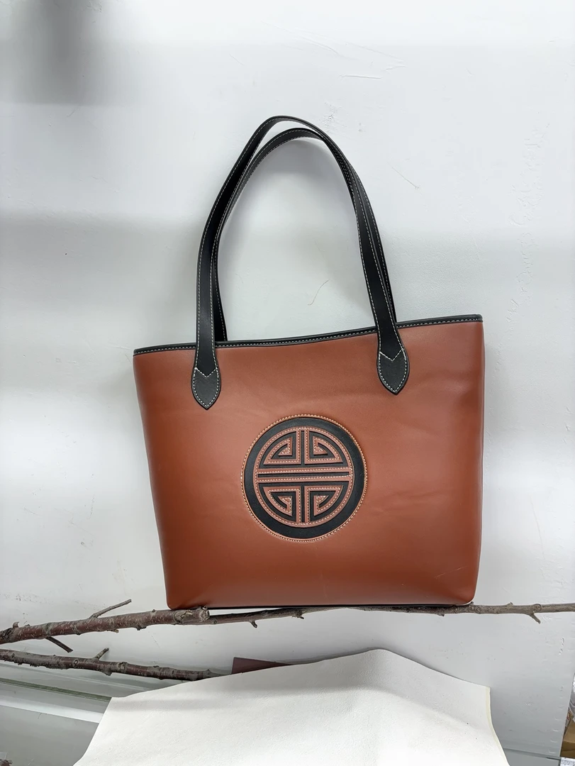 蒙古元素大托特包 材质：pu 尺寸：上宽38cm下宽30cm高28cm厚9cm