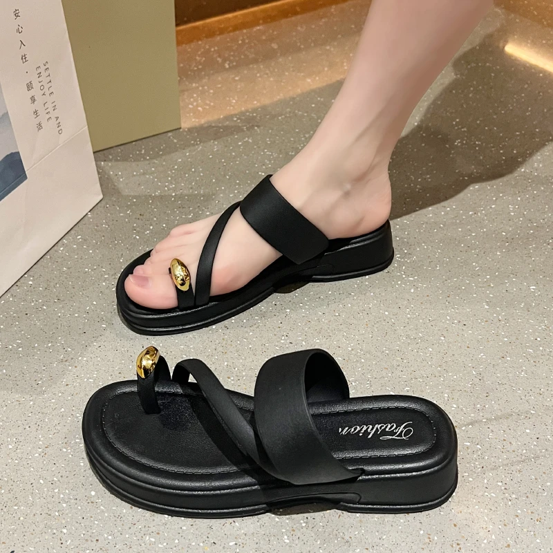 2025年网红夏季软底外穿358套趾圆环时尚百搭厚底女拖鞋