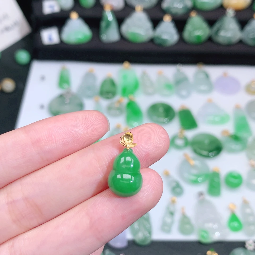 娜***猪翡翠未镶嵌颈饰翡翠