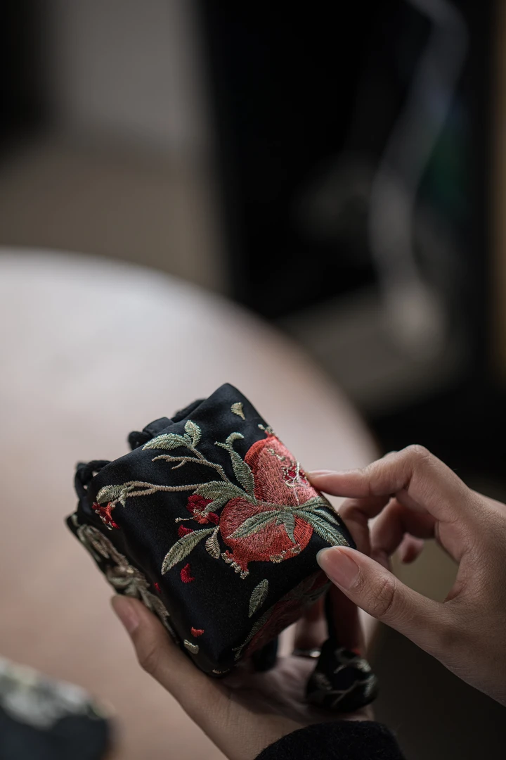 YCQ00352 遇春秋-刺绣黑石榴小方杯袋