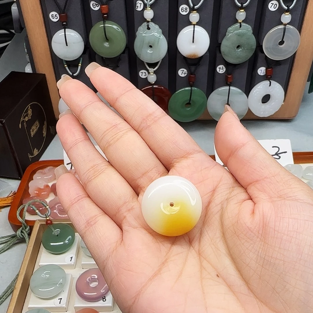 石英质玉未镶嵌颈饰