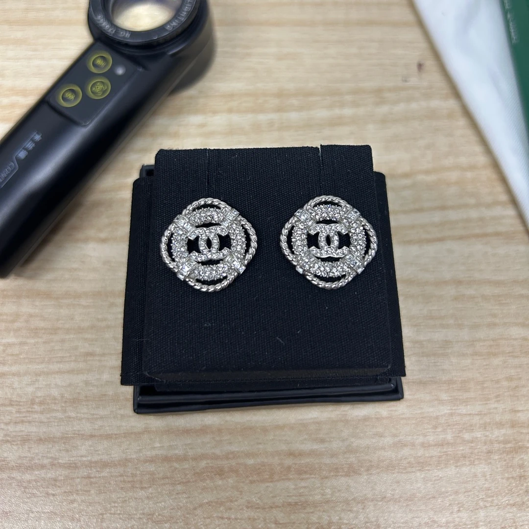 99新 Chanel/香奈儿 19c 满钻双C救生圈耳钉