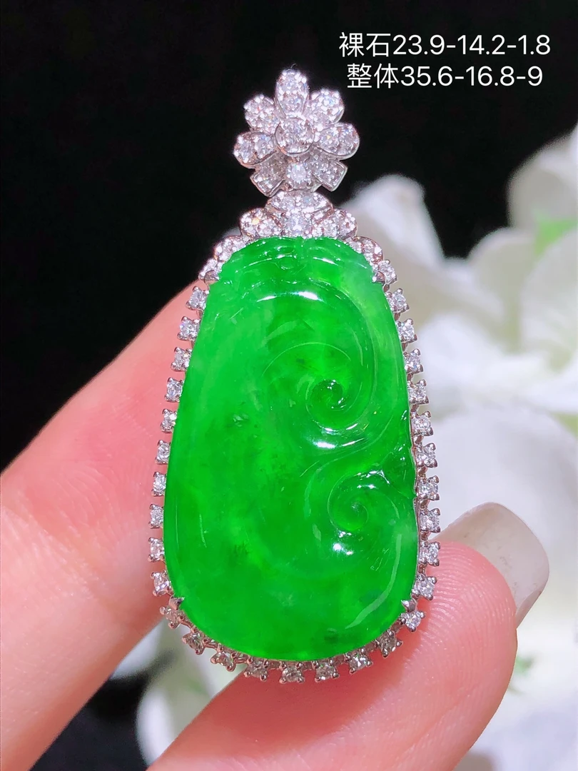 天然缅料翡翠A货阳绿如意吊坠18K金镶钻冰透绿色精美气质