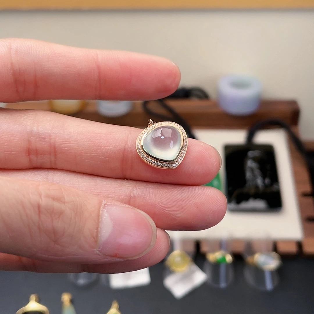 翡翠18K金镶嵌颈饰