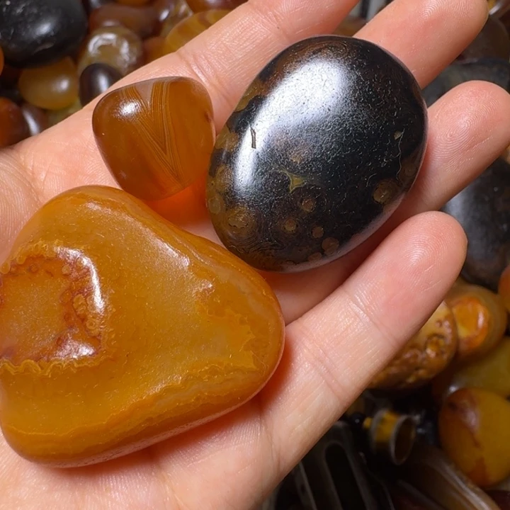 文***雯瓷片马达加斯加奇石手把件