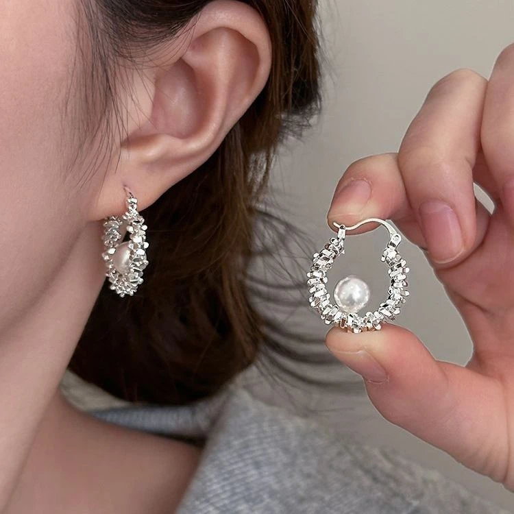 铜合金耳饰 B109轻奢精致仿碎 银 子珠珠耳环女独特气质耳圈耳饰