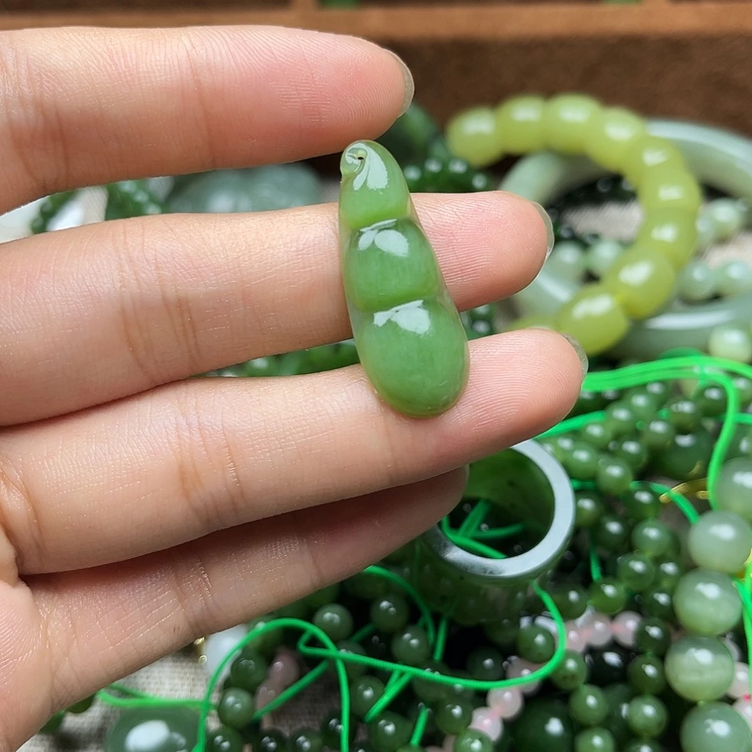 颈饰未镶嵌和田玉（碧玉）