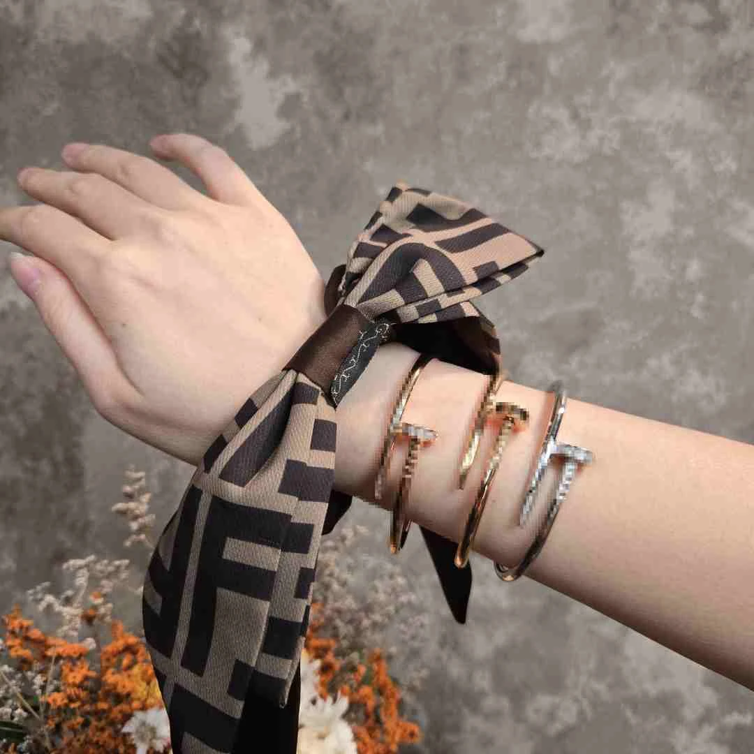 合金手镯 镀K金 镶嵌经典钉子手镯气质时尚简约轻奢