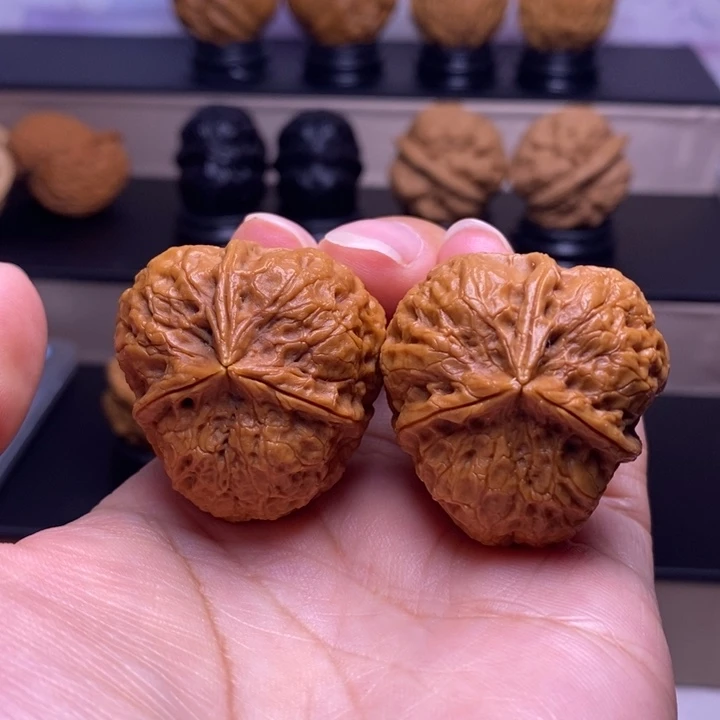 文玩核桃把件红宝石三楞40