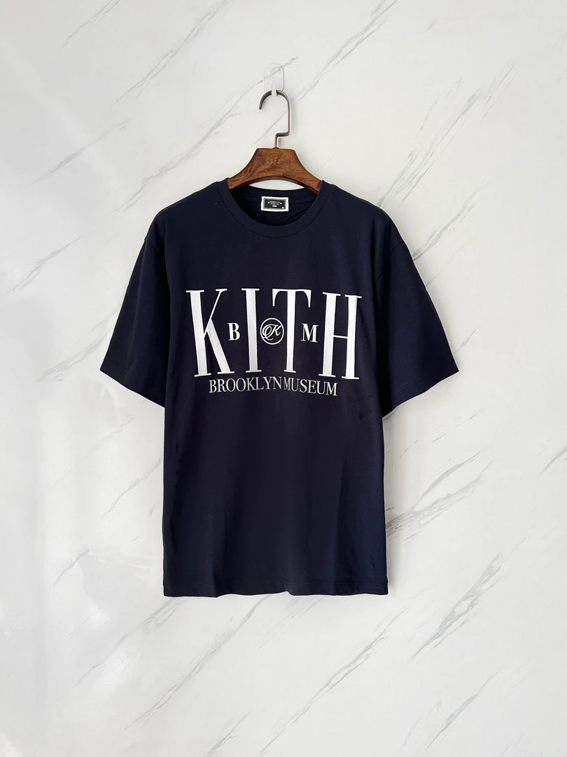 KithBrooklynmuseum联名重磅双纱全棉圆领短袖T恤衫，植绒字母logo