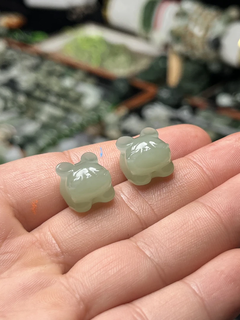 和田玉晴水色趴趴兔 通孔手串 手链配珠 diy配饰
