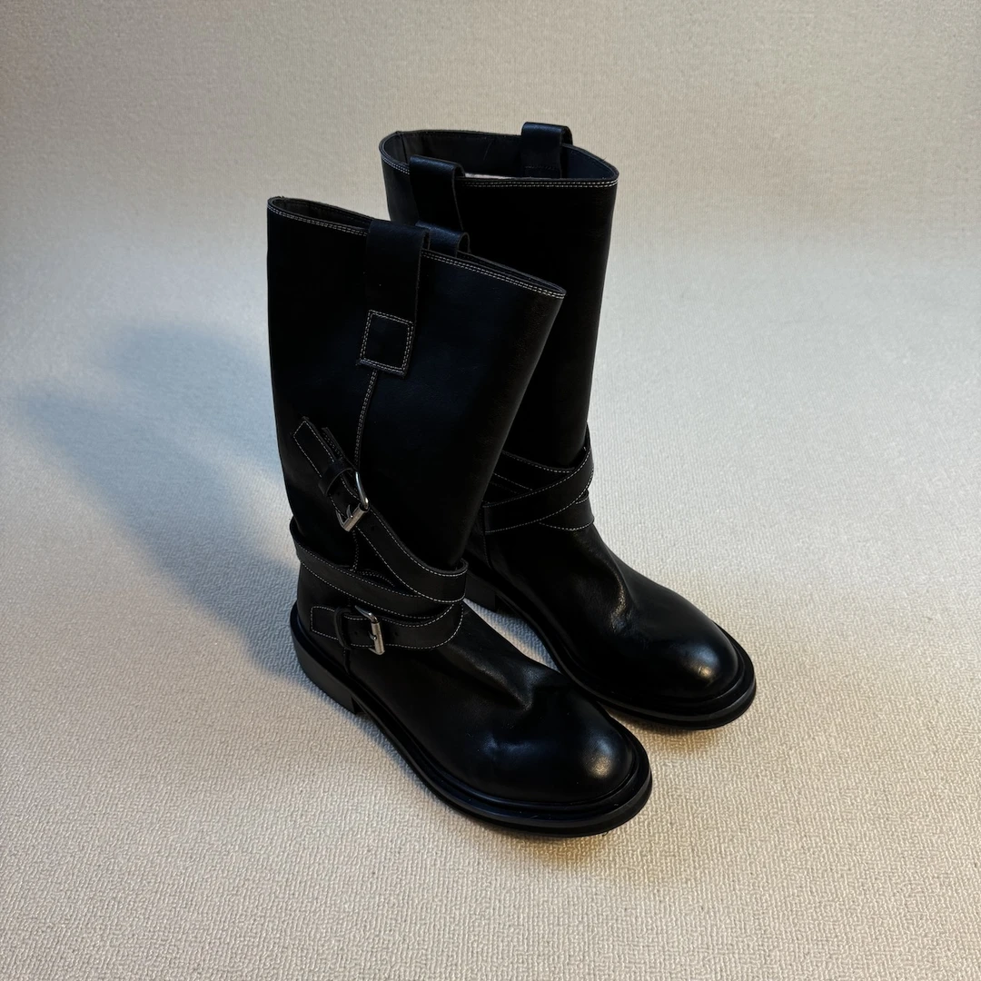 六也「捏褶皮扣」极简帅气英伦风显瘦圆头中筒厚底黑色西部靴L910