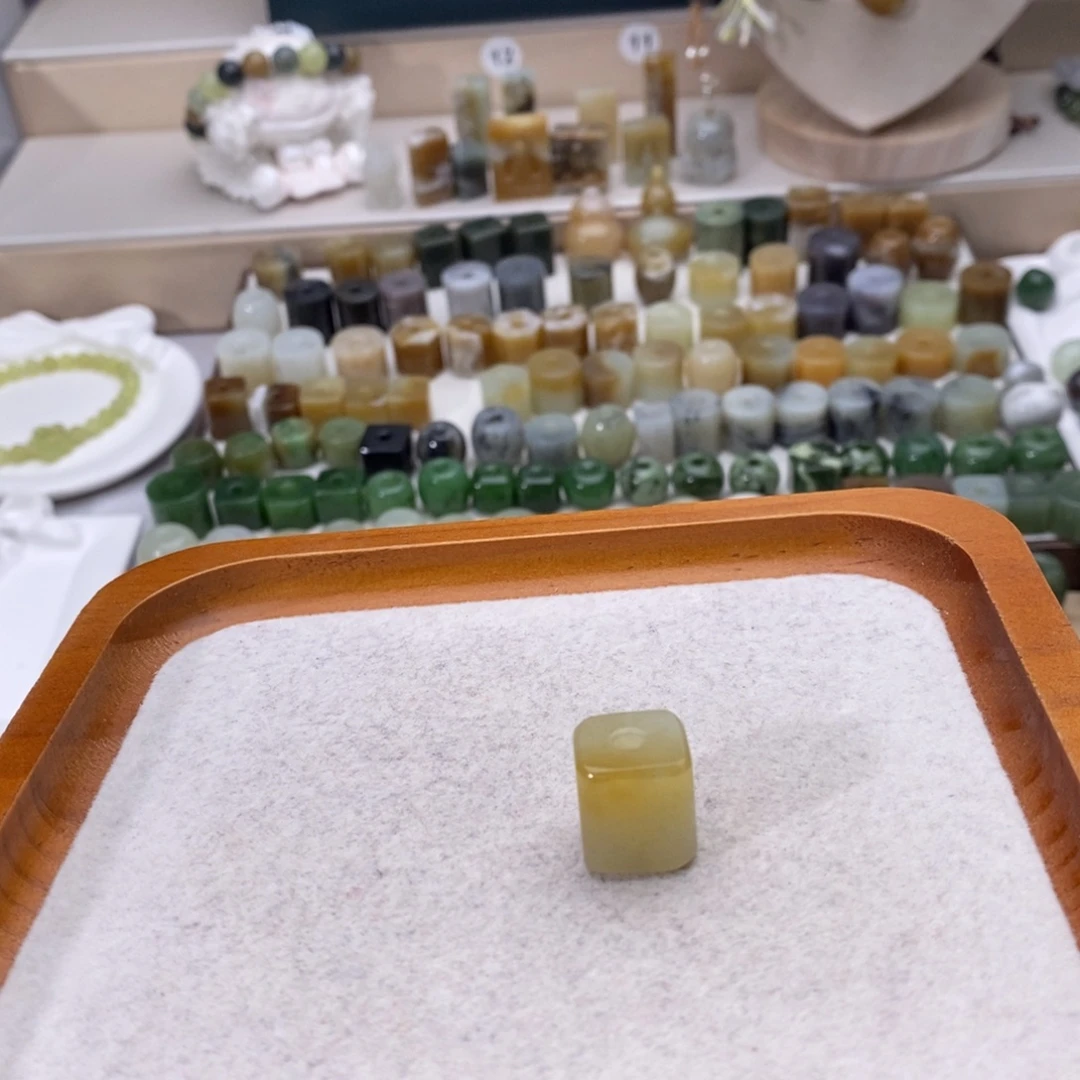 用***7和田玉未镶嵌颈饰买断