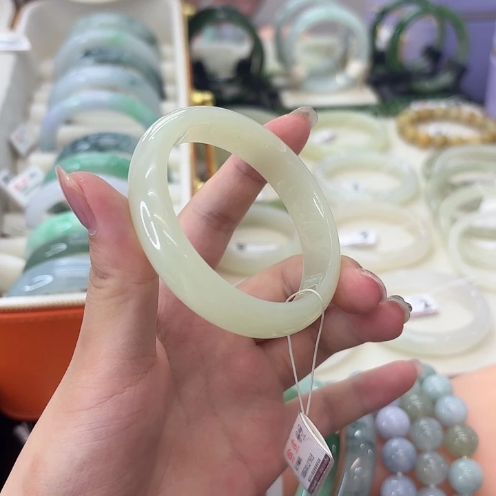 和田玉（糖玉）未镶嵌手镯（序号12）点菜看细节