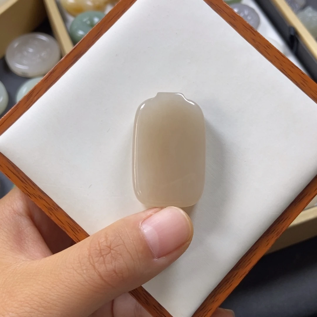 和田玉未镶嵌颈饰朱***装