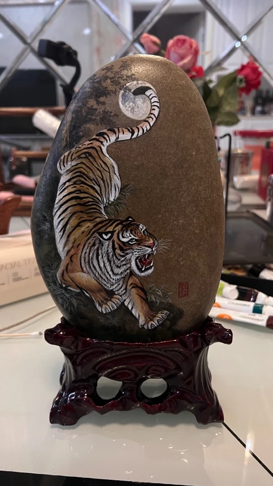 老虎石头画规格22厘米×15厘米左右包底座，防水永久不褪色