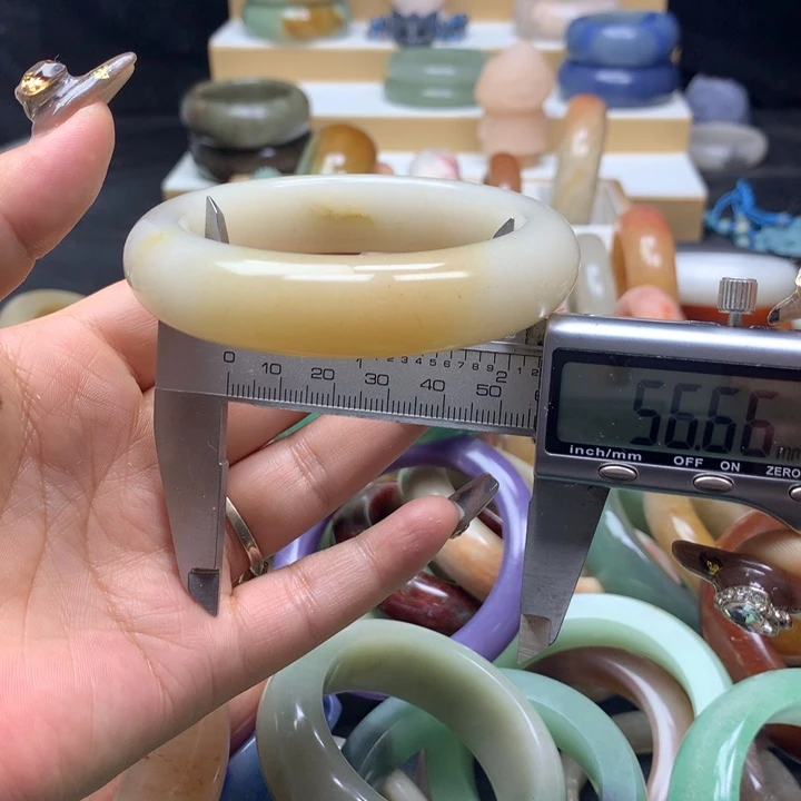 未镶嵌手镯石英质玉