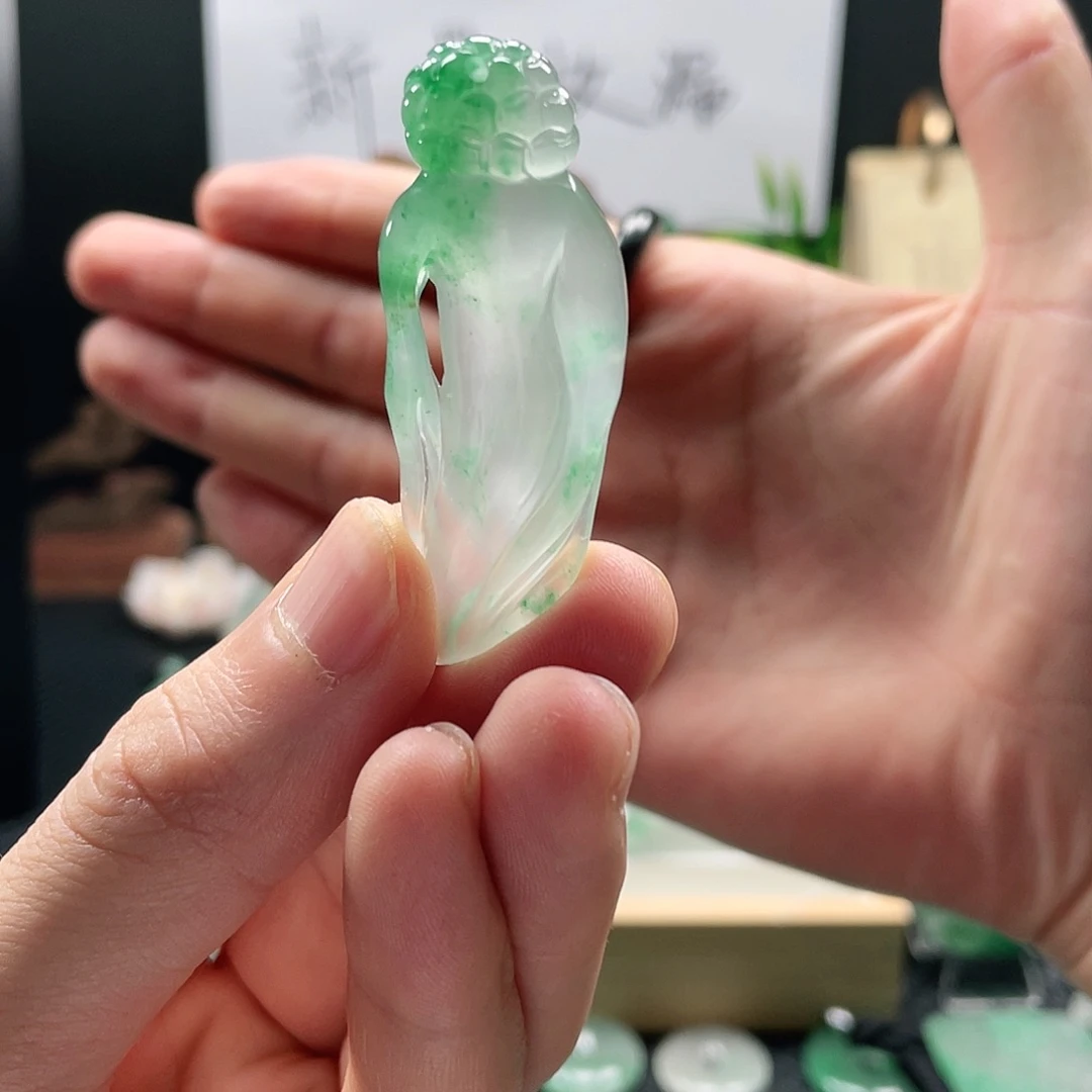 今***班石英质玉吊坠未镶嵌