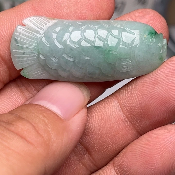 翡翠未镶嵌颈饰鱼