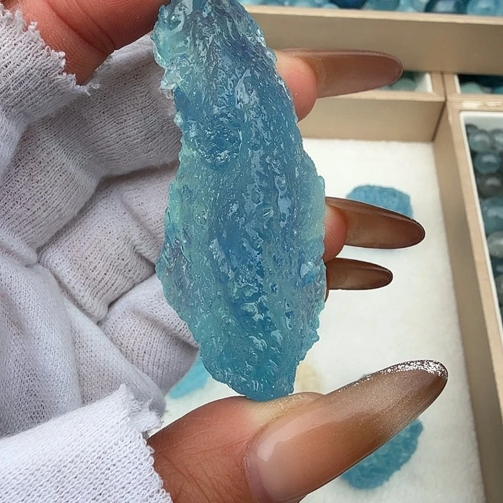 满***许水晶未镶嵌车挂水晶。