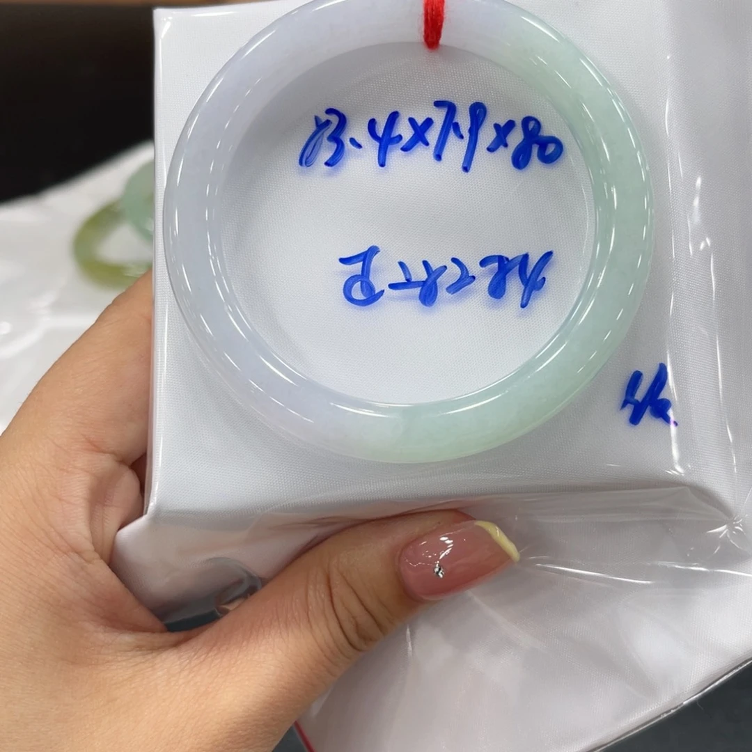 翡翠手镯未镶嵌翡翠