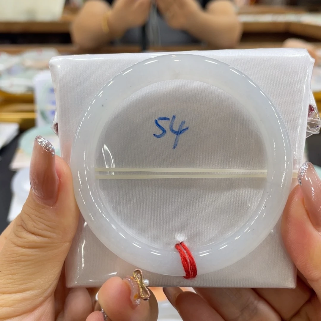 翡翠手镯未镶嵌翡翠