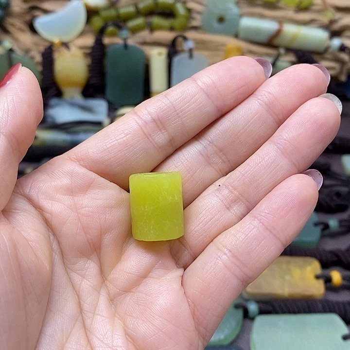 小***总未镶嵌蛇纹石玉颈饰