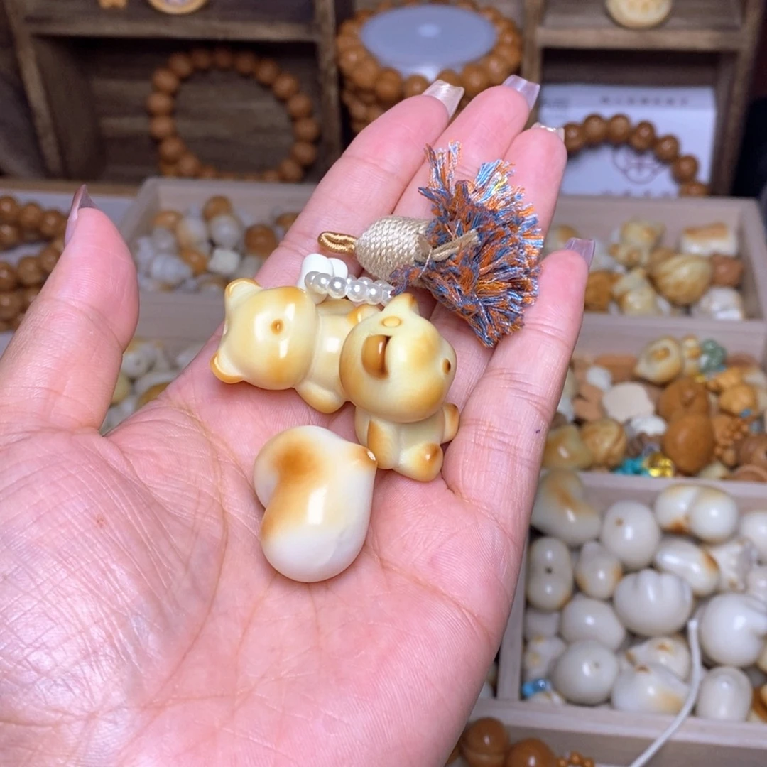 只***虎猴头核桃吊坠小彩色流苏炭烤熊2个白晶和白晶蝴蝶结爱心